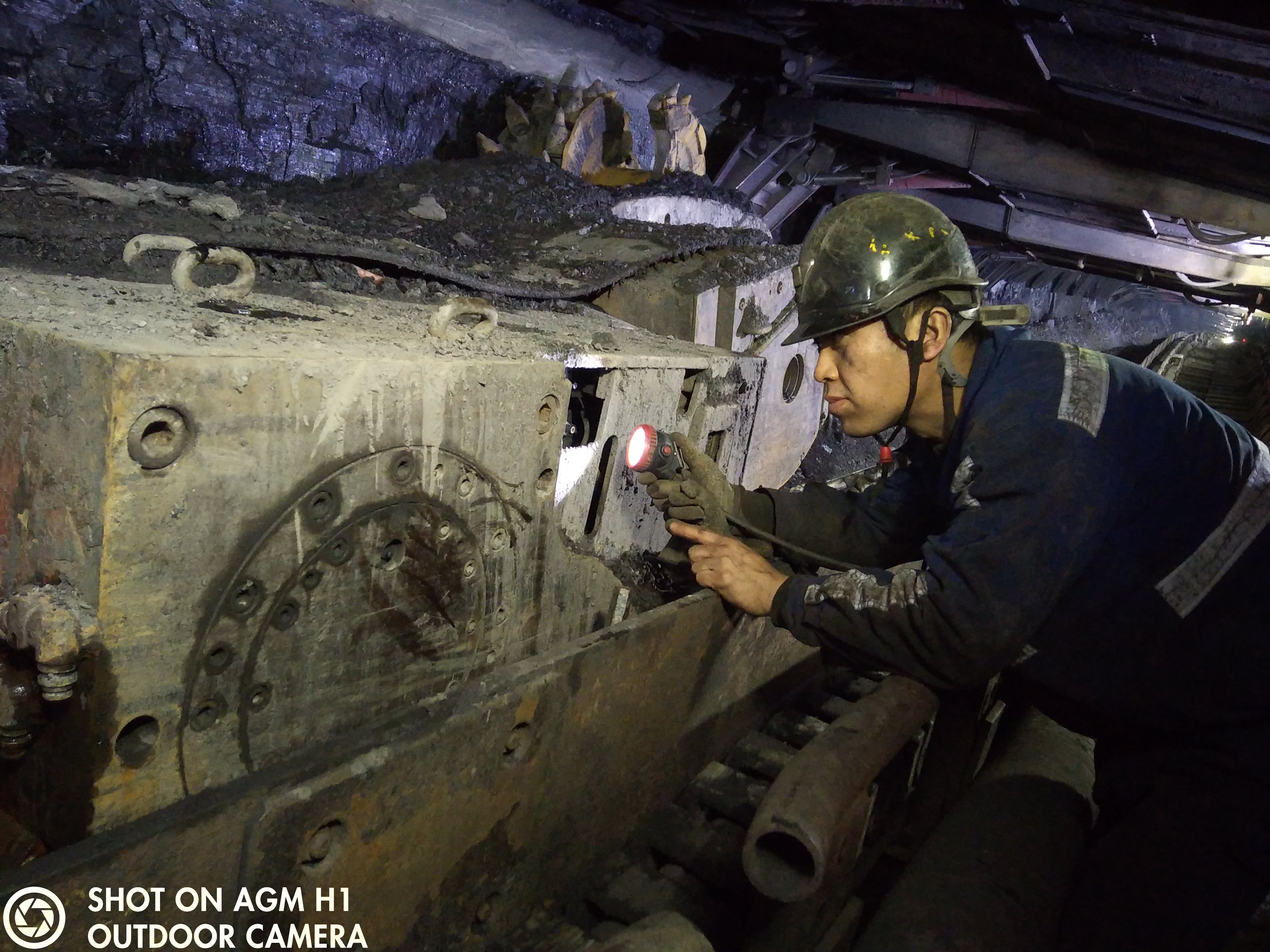 0点20分，，，，，煤机磨练工武艳龙检查煤机油脂    张锋摄.jpg