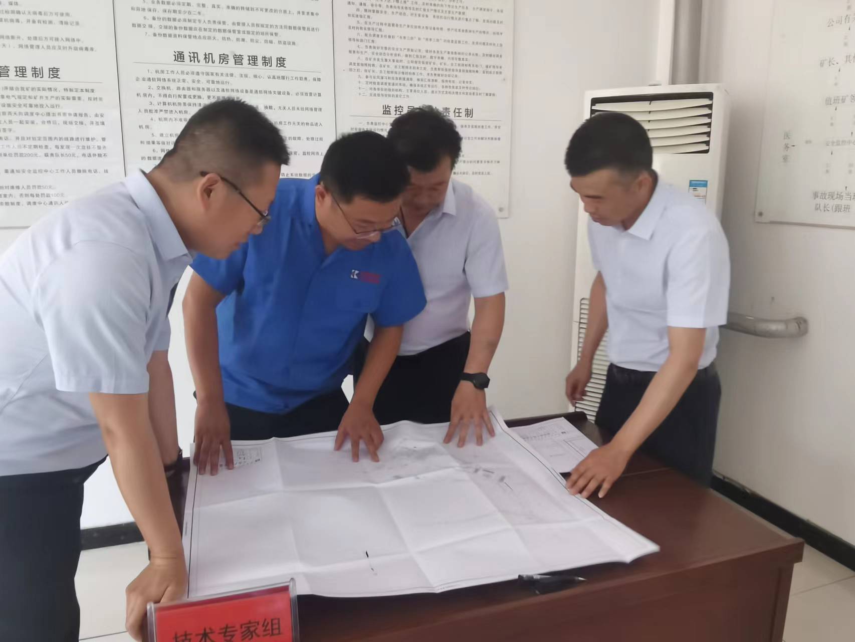 手艺组成员研究救灾方案  南渭平 摄.jpg