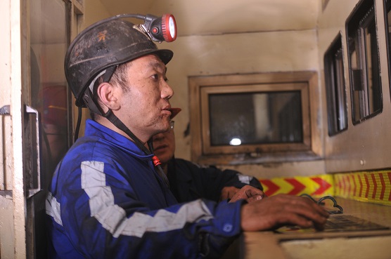 聚精会神视察采煤机运行情形 刘强摄.jpg