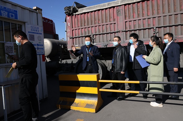 公司纪委对运煤专线落地检疫情防控检查，，，，李沐霖拍摄.jpg