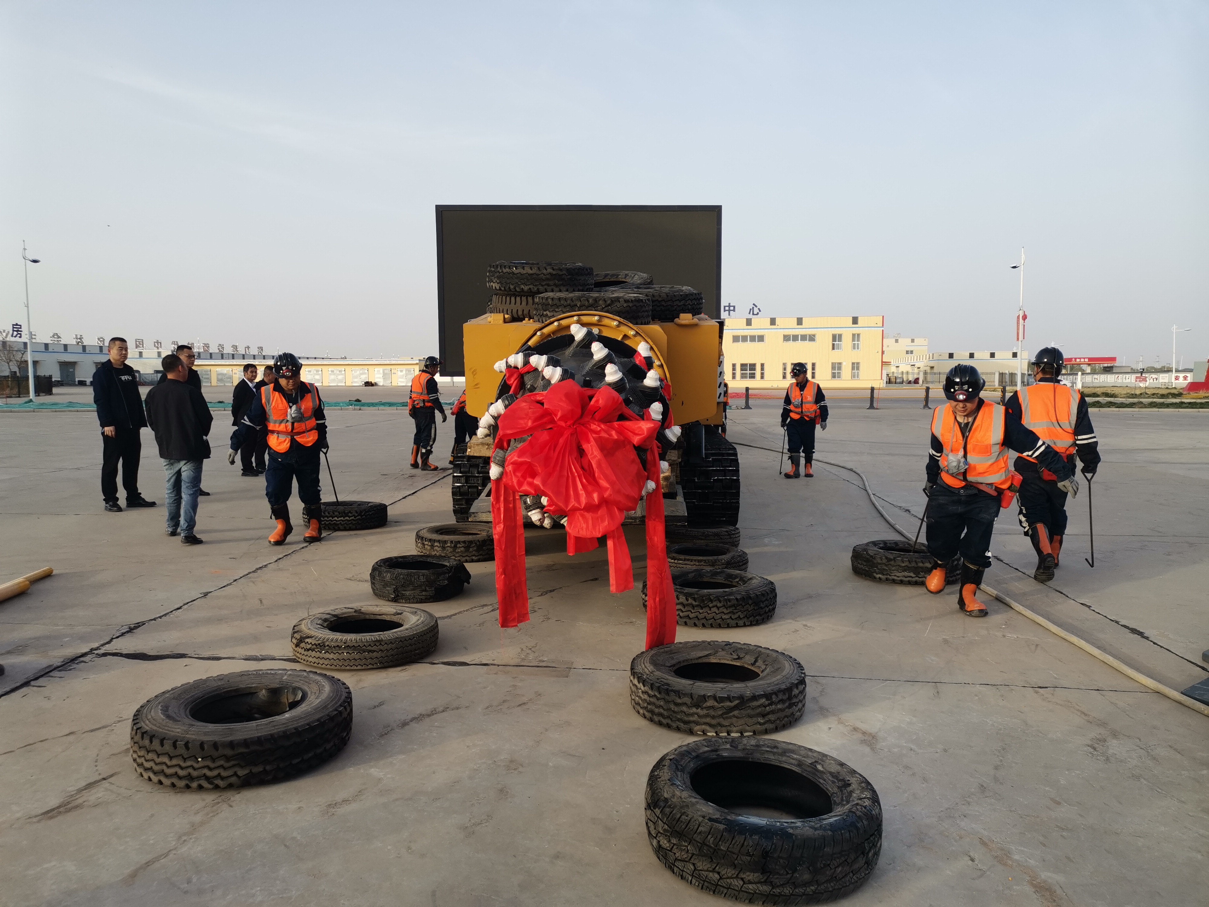 地面掘进机行走至井口   杨志立摄....jpg