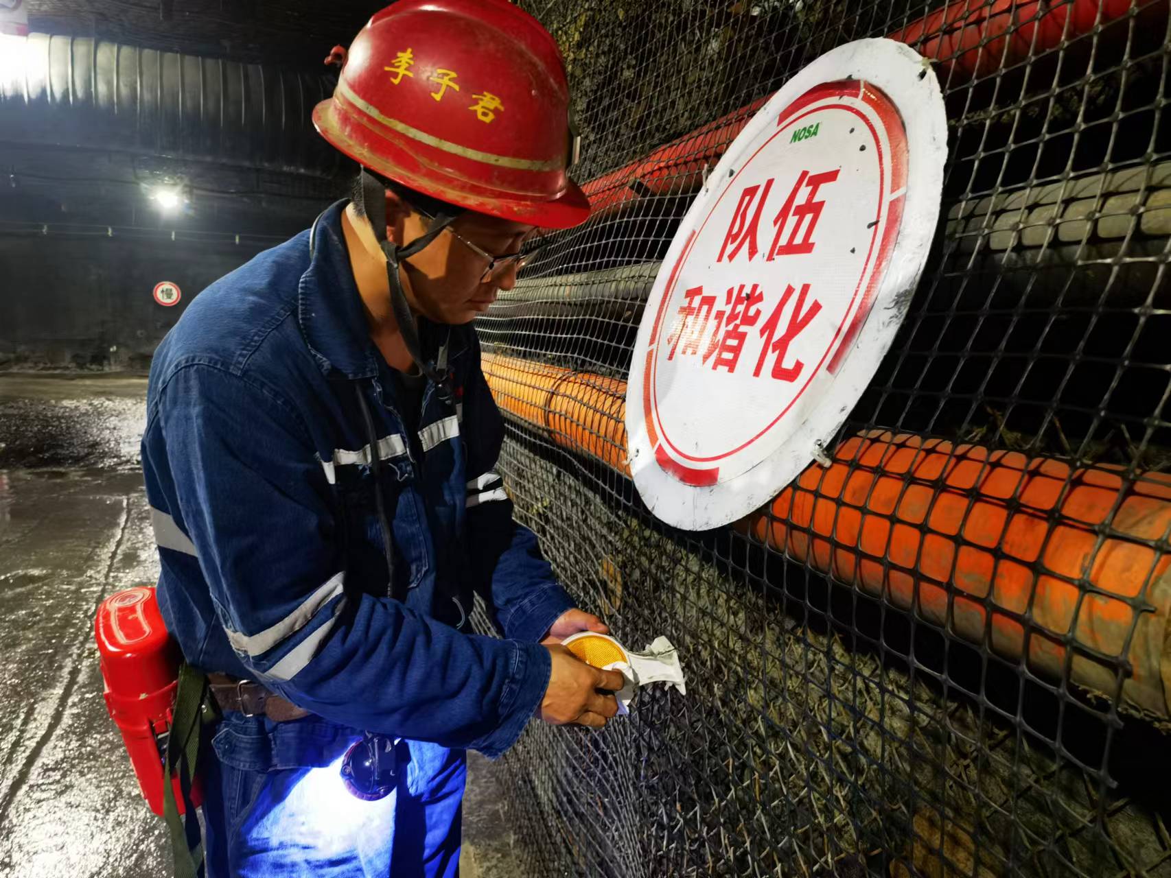 拍摄：任兴林   党员处理隐患.jpg