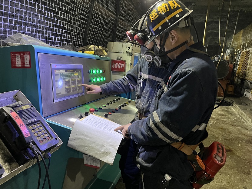 11207 皮带司机举行“六精六零”菜单式交接班.jpg