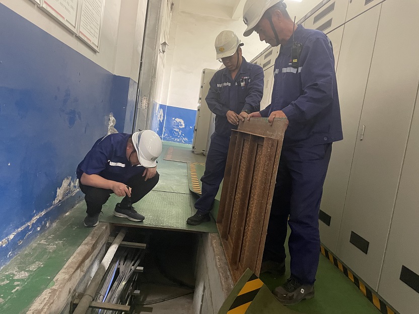 图四   排查隐患，，，，确保清静 mg冰球突破煤矿生产运营公司袁大滩选煤厂  万小波  提供.jpg.jpg